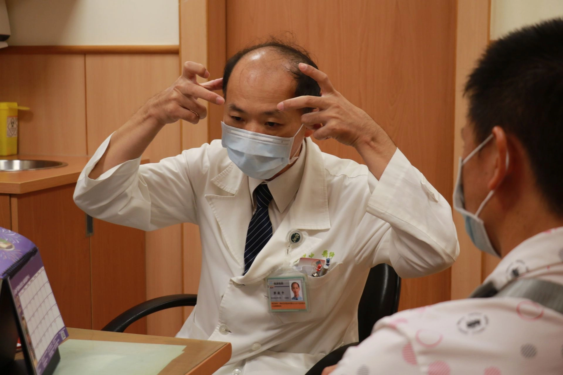 台中慈濟醫院神經醫學郭啟中醫師（左）向病人說明手術過程。
