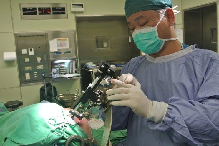 江培業醫師術中進行立體定位植入晶片。