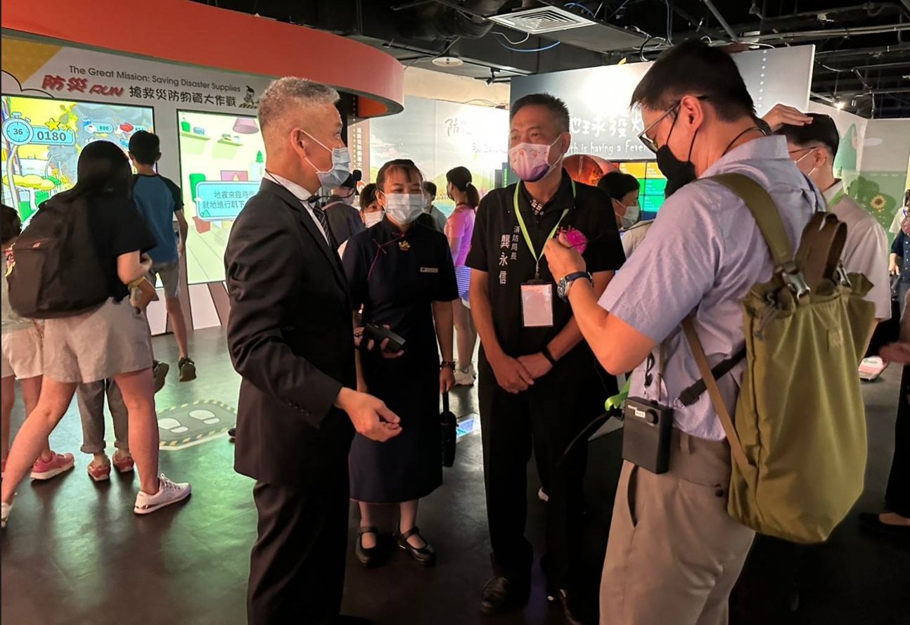 龔永信局長親自觀摩展區後表示，看了這個展有更深切的印象，遇到災害怎麼應對，並減少製造環境汙染。