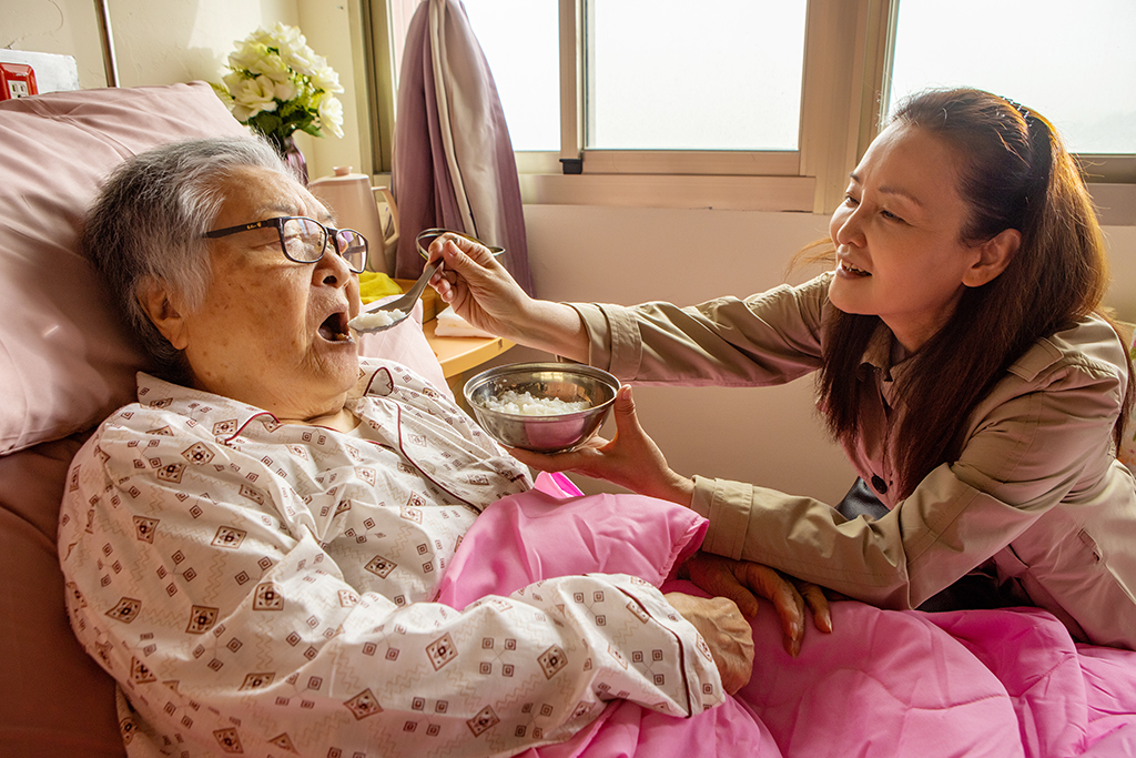 《搜尋者》劉引商飾演山東奶奶，王淑娟(右)飾演訪視志工照顧個案。