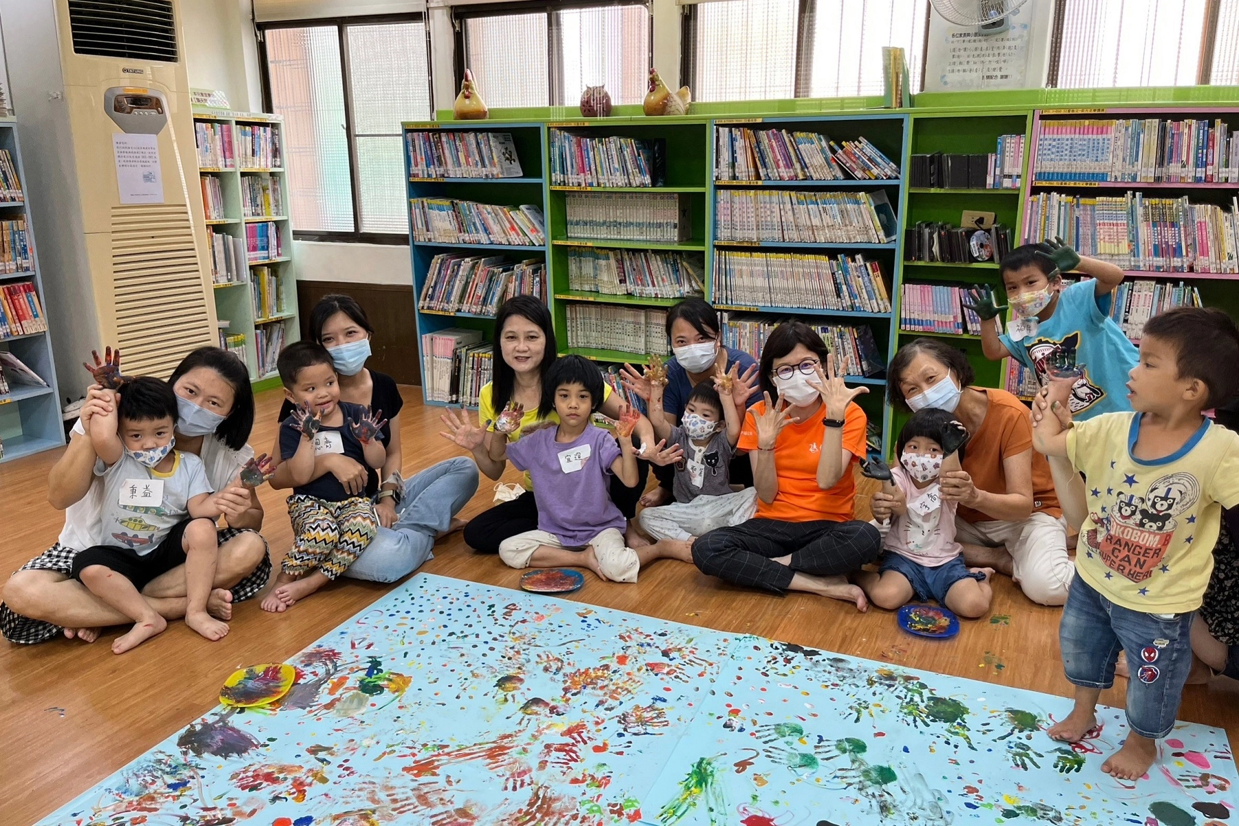 家長和孩子一起創作。