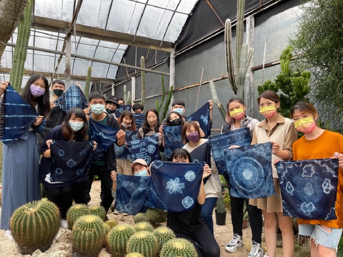 臺北古憶青年壯遊點穿越絹絲步道體驗藍染古藝，學員們展示獨一無二的作品。
