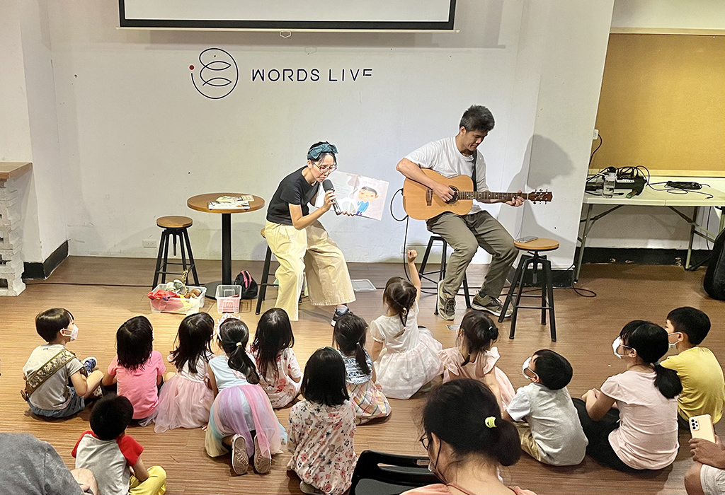 老師以音樂繪本讓孩子們學習養狗狗之前的準備。
