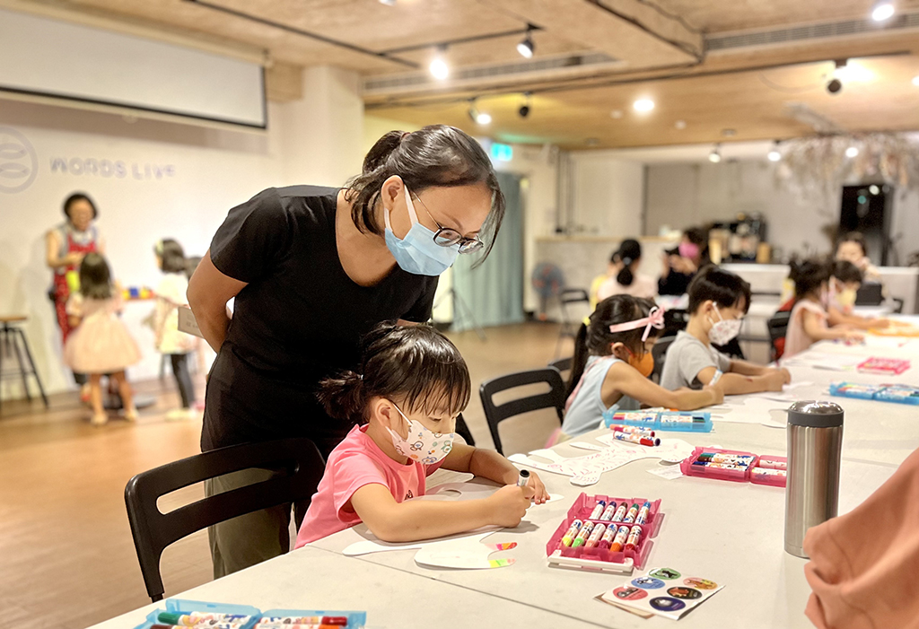 家長和孩子們一起創作-共享親子時光。
