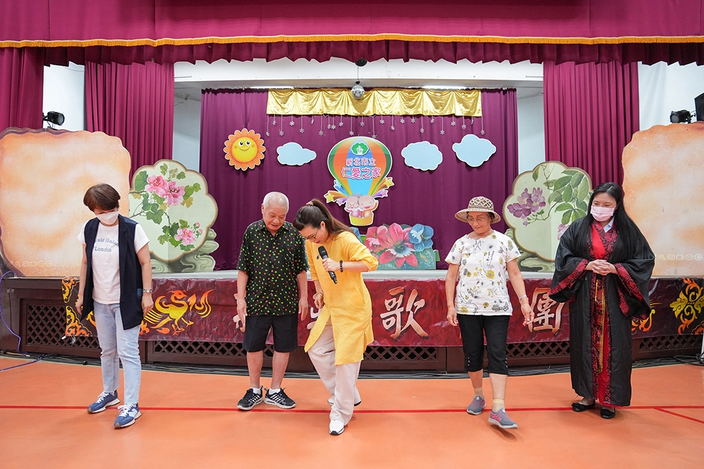 由新莊歌劇團指導老師孫詩珮帶領長者體驗歌仔戲小生身段
