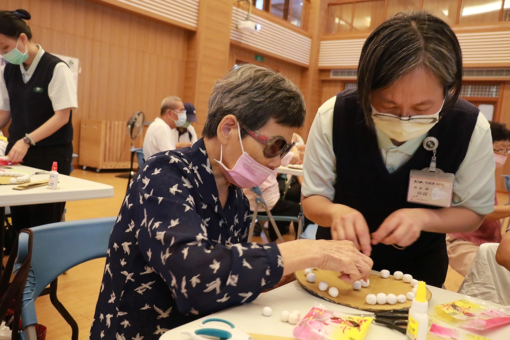 社區健康中心主任賴怡伶（右）協助長輩製作齒模。