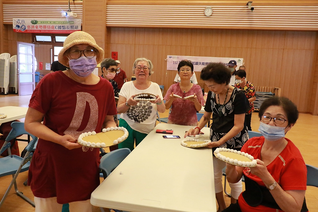 長輩開心展示齒模成果。