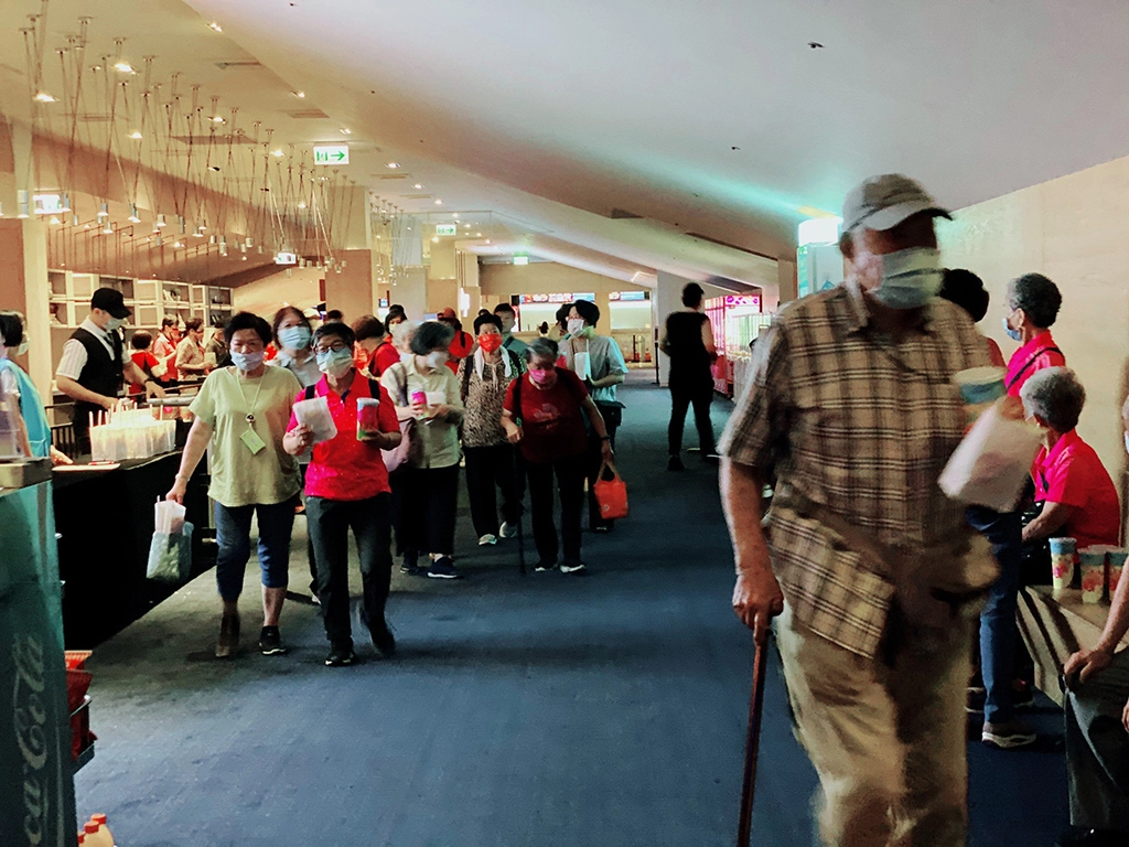長輩們歡樂進場欣賞電影享受休閒愜意涼爽的歡樂時光