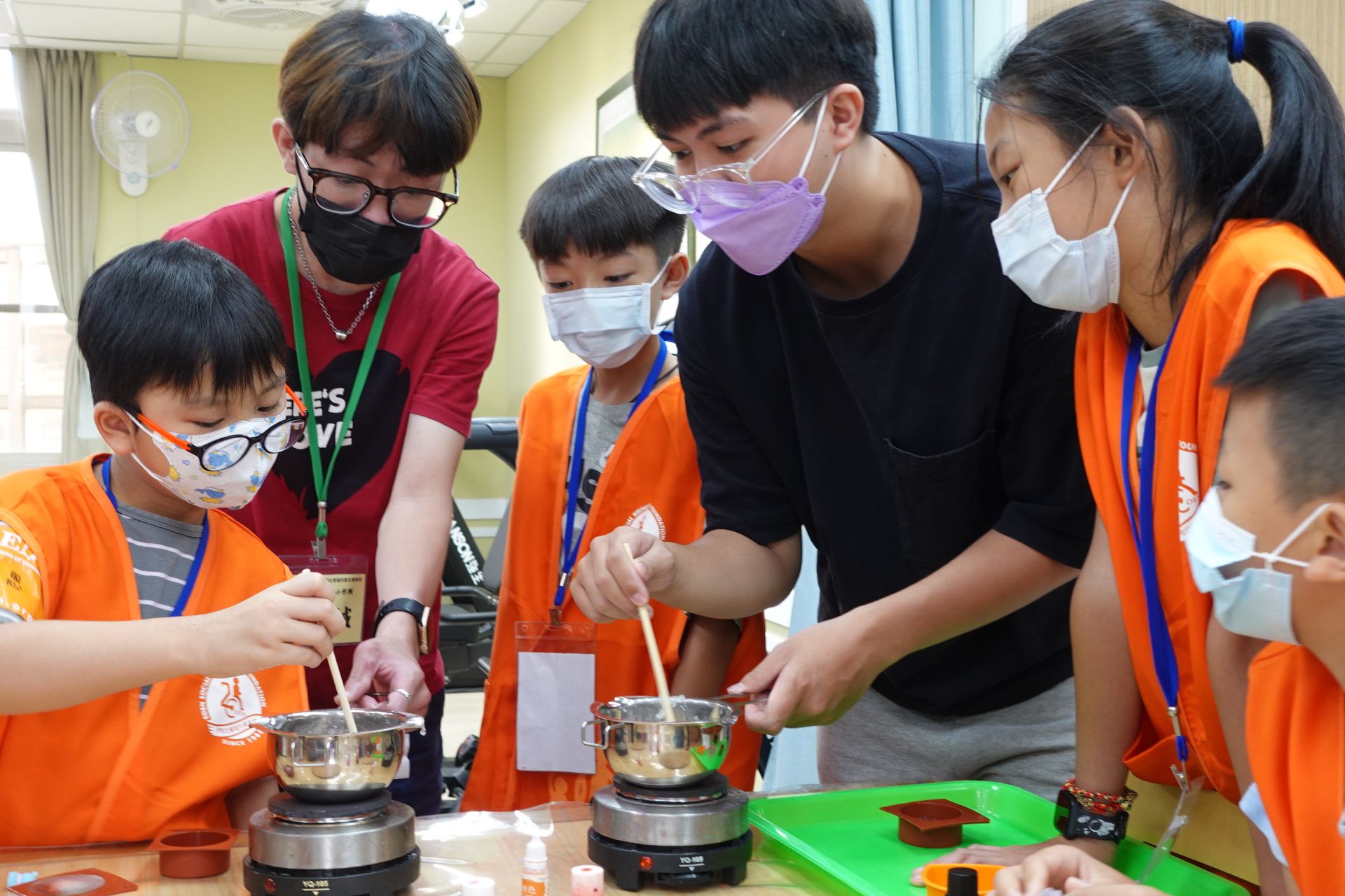 小小志工與伊甸幸福小作所學員(左二)齊心調製獨一無二的手工皂，專業度完全不輸職人。