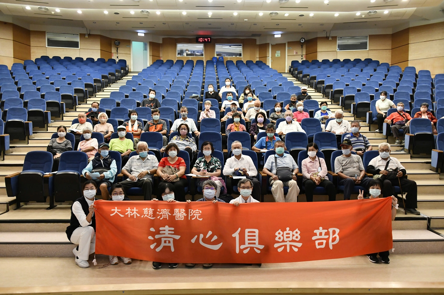 大林慈濟醫院7月15日上午與中華民國心律學會合辦「心動列車」清心俱樂部病友會，大合照。