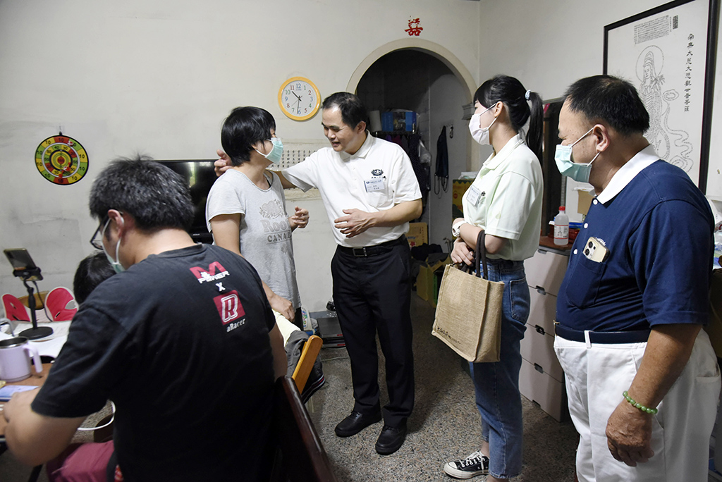 雲嘉南區人醫會召集人暨斗六慈濟醫院院長簡瑞騰,前往斗六往診,深入苦難人的家庭。