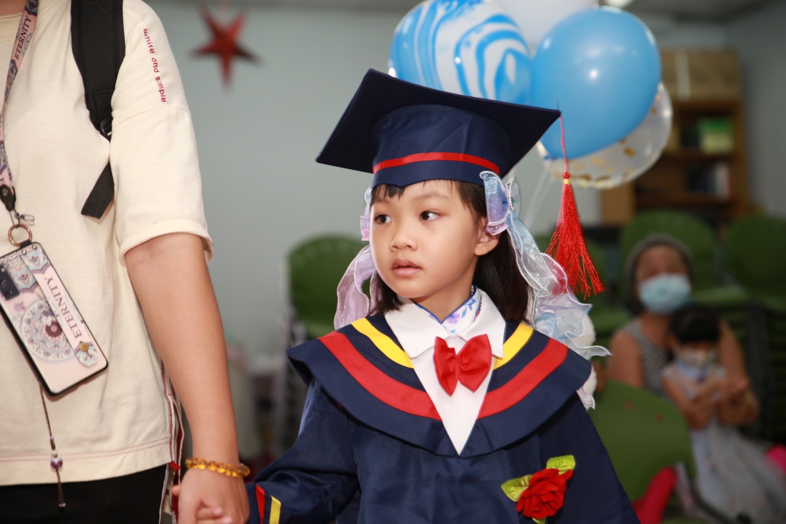慢飛天使妍妍畢業了，媽媽牽著她的手走紅地毯。
