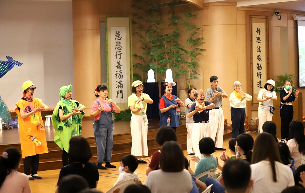 慈濟基金會7月15日在新店靜思堂舉辦「健康故事屋–迷你兒童劇場暨環保闖關遊戲」親子互動。
