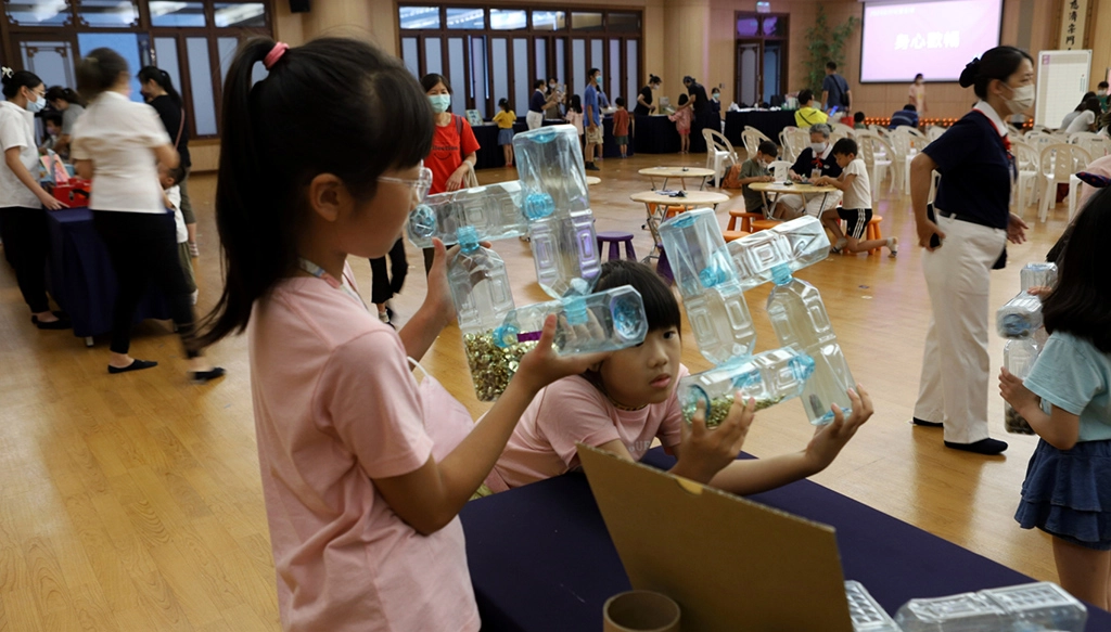 讓參與的三歲幼兒至國小三年級小朋友，從遊戲中增長知識也學到「愛山、愛水、愛惜地球資源的環保觀念」。