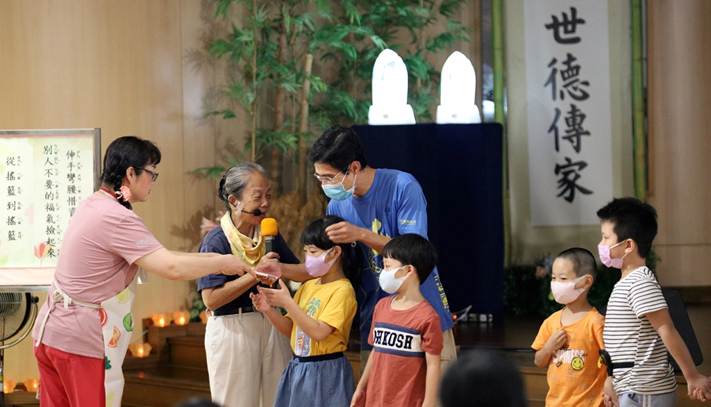 活動從「瓶子阿嬤劇場」揭開序幕，環保團康手語示範教學、兒童趣味闖關GO。