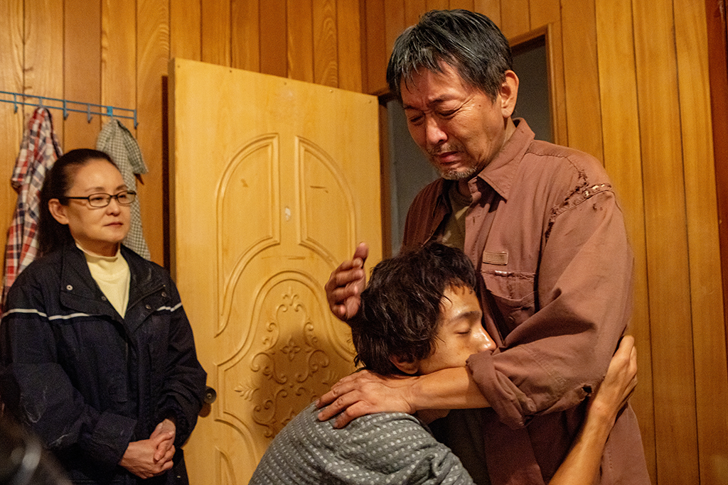 庹宗華(右)飾退休老兵父親，莊岳(中)飾智能不足的兒子，對傳宗接代期望落空。