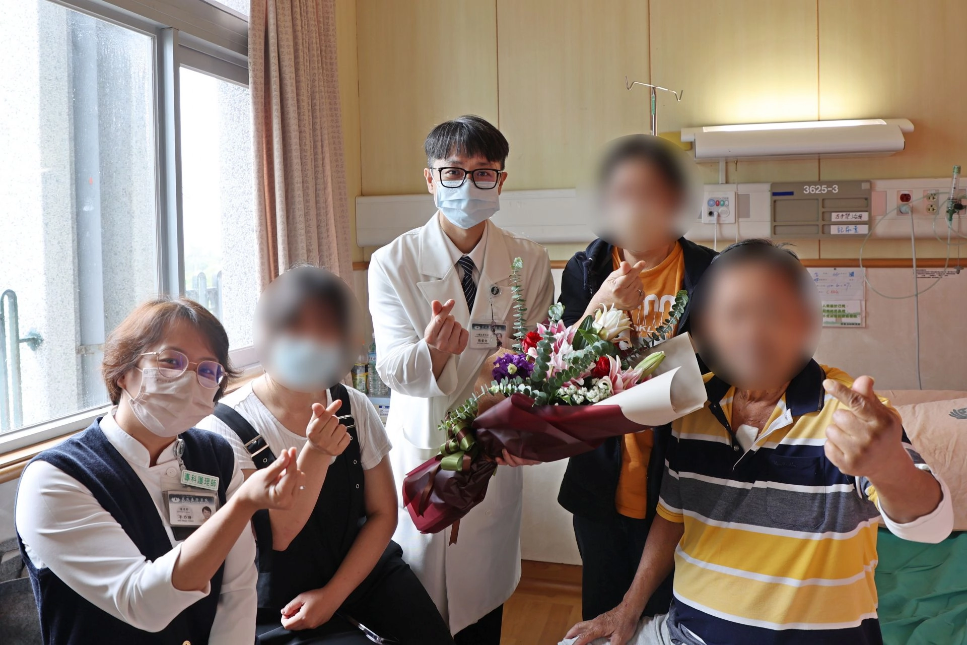 花蓮慈院外科部主任暨心臟外科主治醫師張睿智(左三)與專科護理師送上祝福花束給馬來西亞的馬先生(右一)。