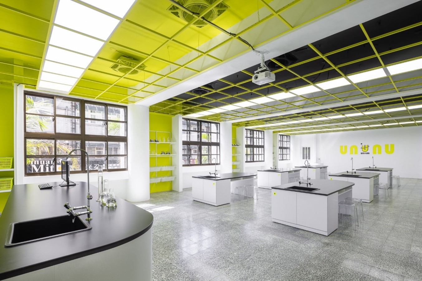 宜蘭縣立國華國中理化實驗室，改造後成為更安全並符合需求的實驗室空間。