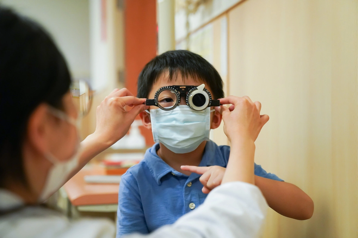 眼科檢查室以視力檢查表、鏡片箱確認兒童近視度數。
