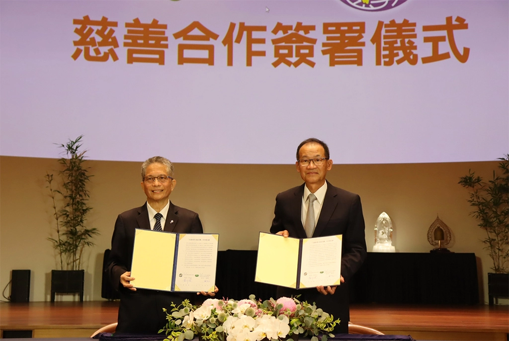 台商總會黃行德總會長(右)及慈濟基金會熊士民副執行長(左)圓滿完成合作共善簽約。