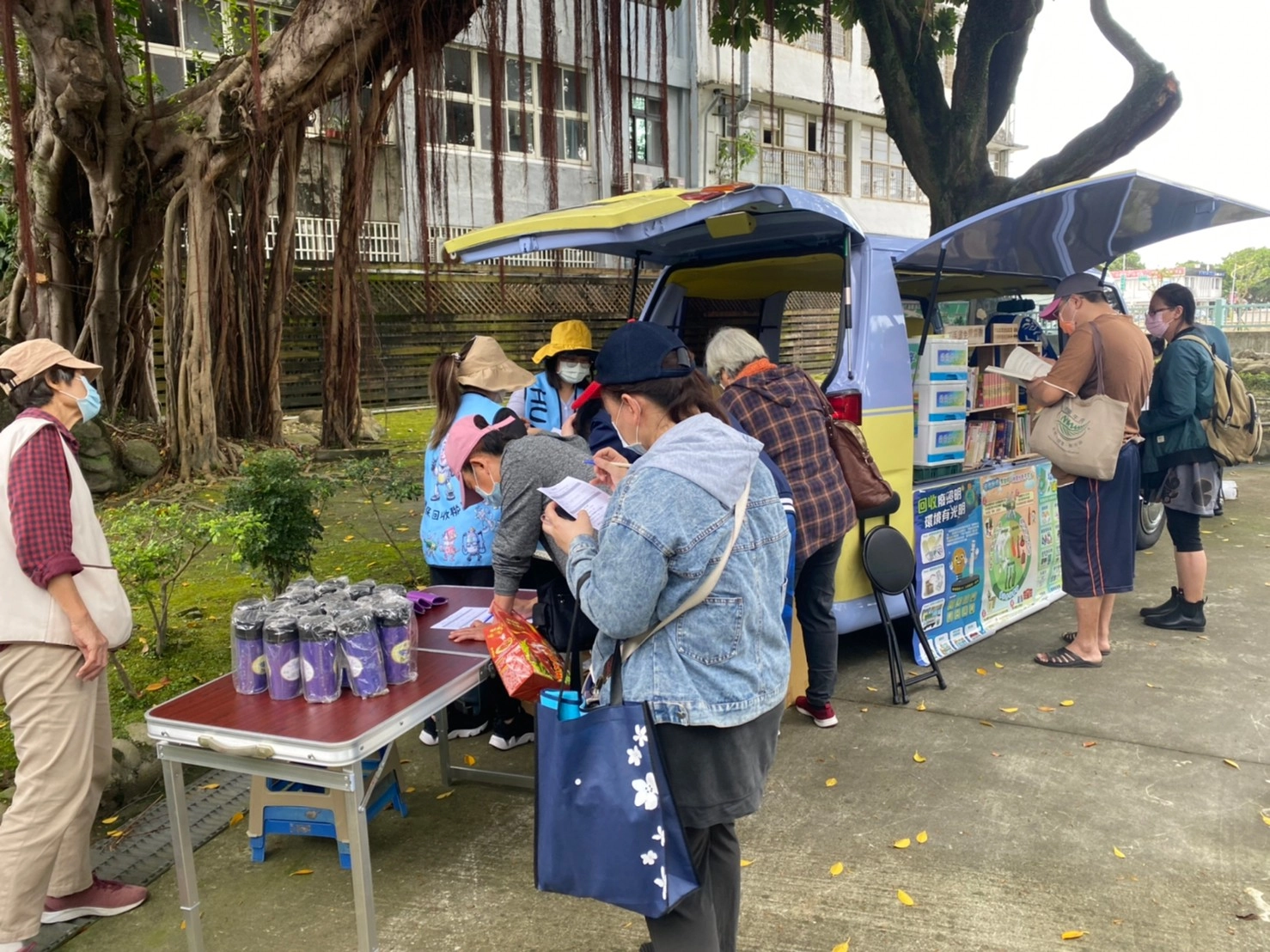 1.花蓮縣環保局與民間團體合作，於花蓮鐵道文化園區一館辦理「在花蓮ㄉ免廢市集」