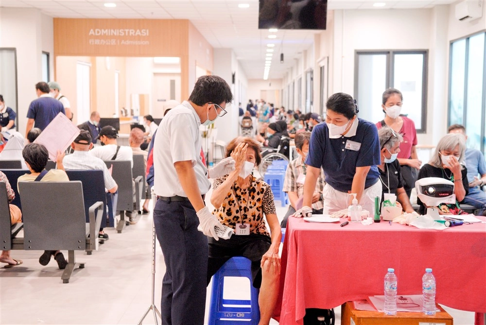 義診前篩檢安排於五月二十日，病人在印尼慈院的健保門診區接受檢查。
