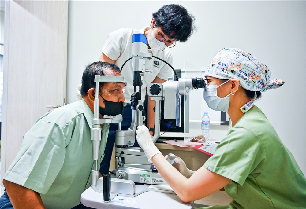 眼科醫師瑪蒂爾妲(Dr. Matilda Susanto, Sp.M) 為病人進行術後檢查，人醫會薇妮護理師從旁關懷陪伴。