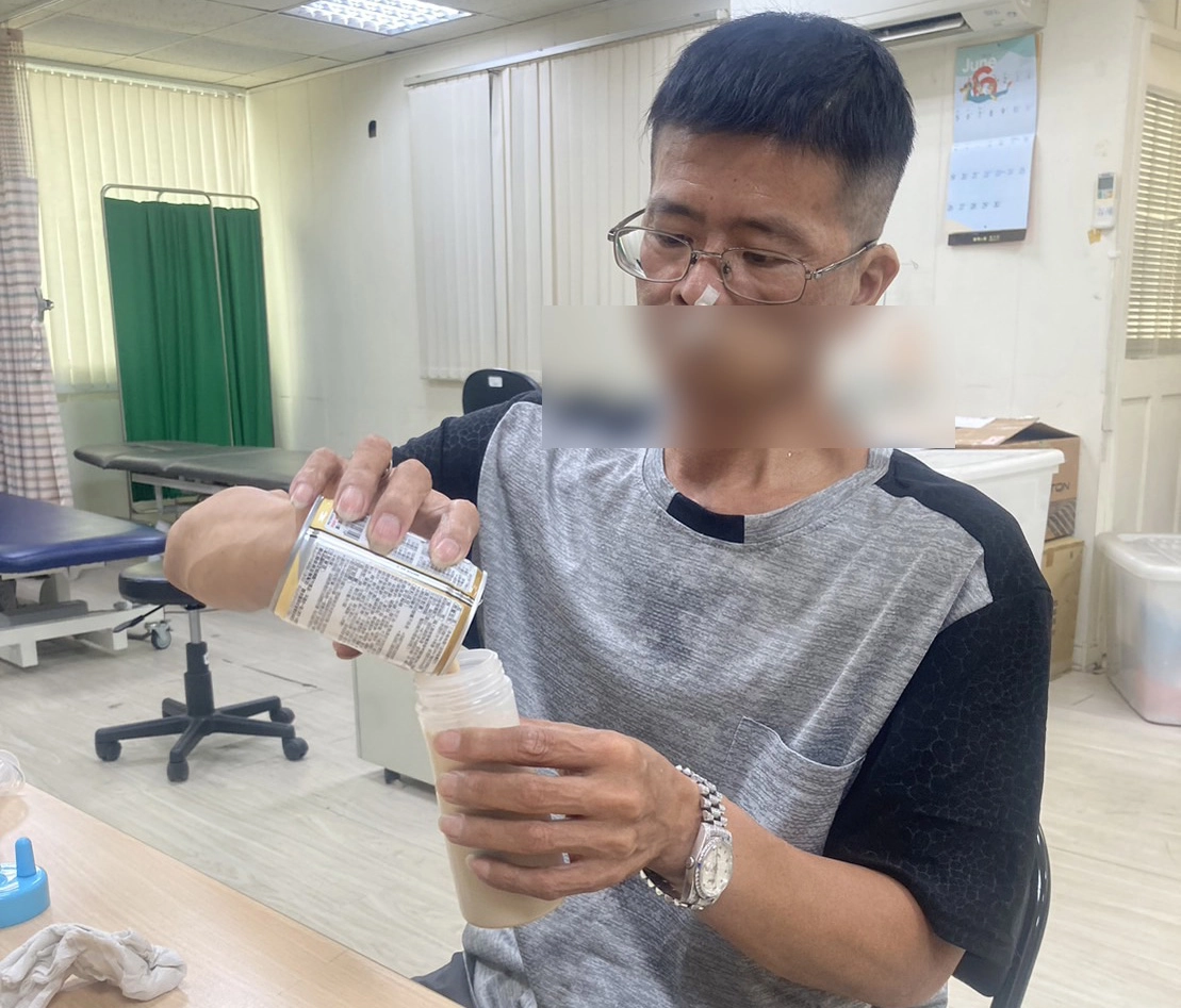 阿志大哥術後靠流質飲食 在陽光積極復健盼繼續守護家人