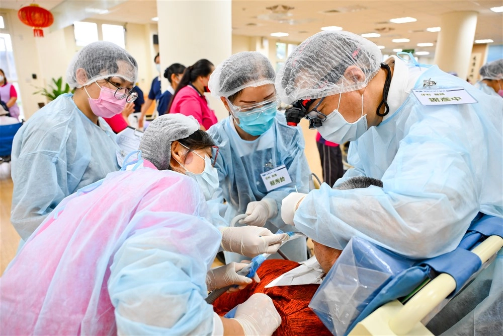 北區、中區、高屏區、東區慈濟人醫會共二百多位醫護人員與志工團隊，五月二十至二十一日兩日於臺東仁愛之家、創世臺東分院、慎修養護中心，為共約三百位住民進行牙科、耳鼻喉科、外科診療照護及衛教義診活動。