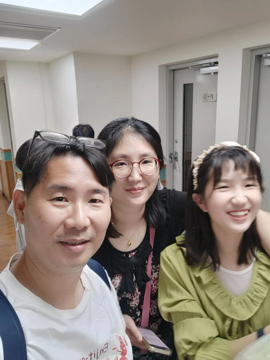來自馬來西亞的吳振南、太太陸淑平及女兒吳若瑜一家三口合影。