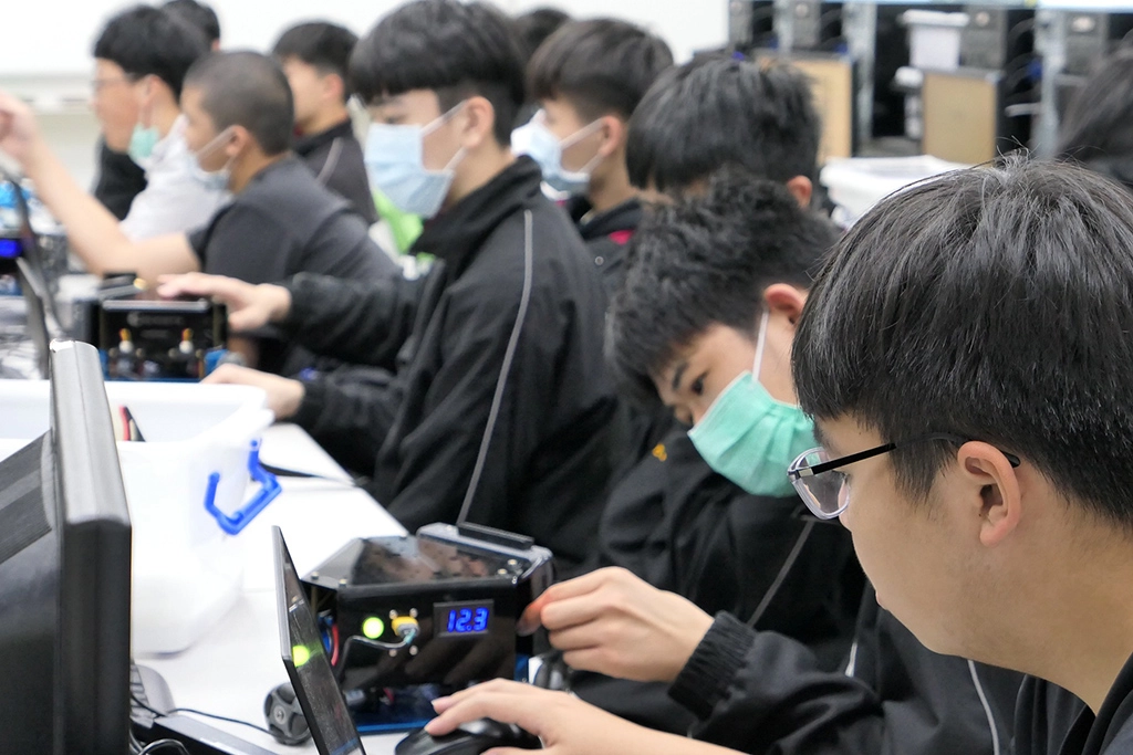 智慧型機器人基礎課程學習自走車圖控技術