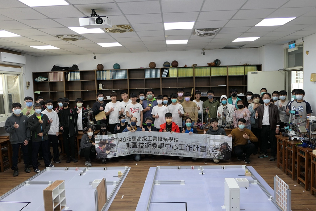 宜蘭區高階智慧型機器人學生研習吸引學生利用假日學習機器人圖控技術