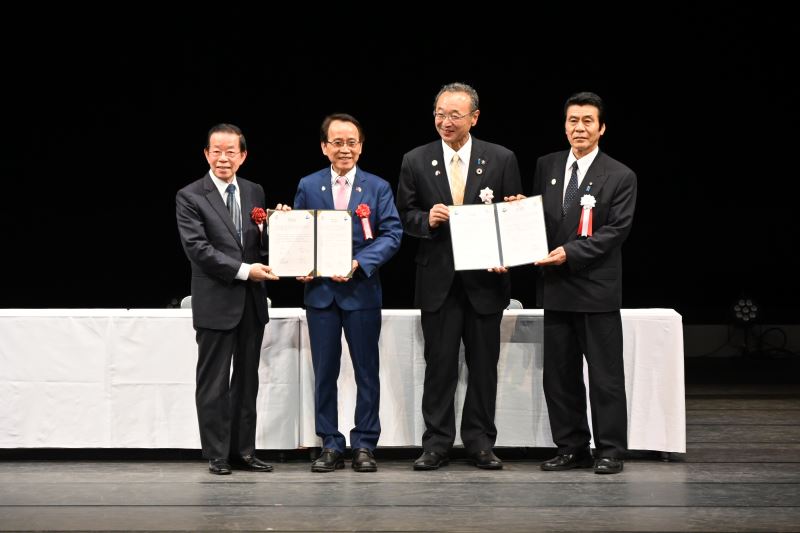 (左起)駐日代表處大使謝長廷、高雄市副市長林欽榮、佐渡市長渡邊龍五、佐渡市議長近藤和義於簽署合作署忘錄儀式紀念合影