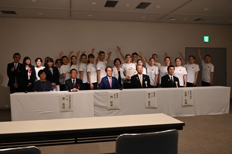 臺灣活動表演團隊與臺日貴賓紀念合影