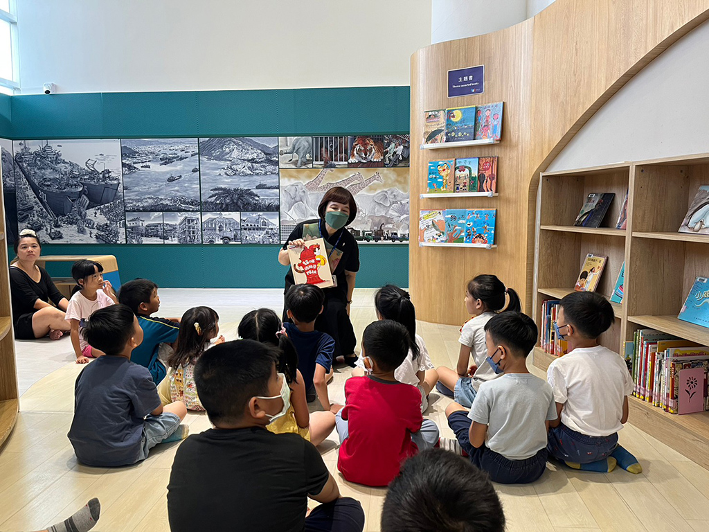 國立台灣美術館志工團隊也挑選消防相關書籍，以導讀及生動活潑小劇情方式教導。