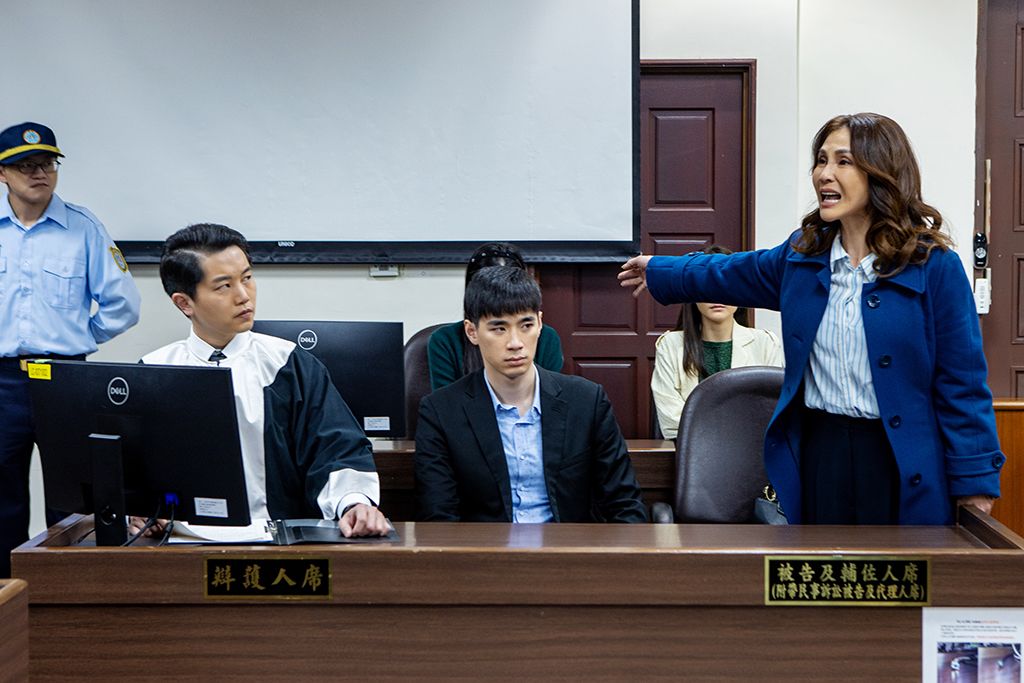 《搜尋者》張世賢(左)飾律師、梁佑南(中)法院訴訟畫面