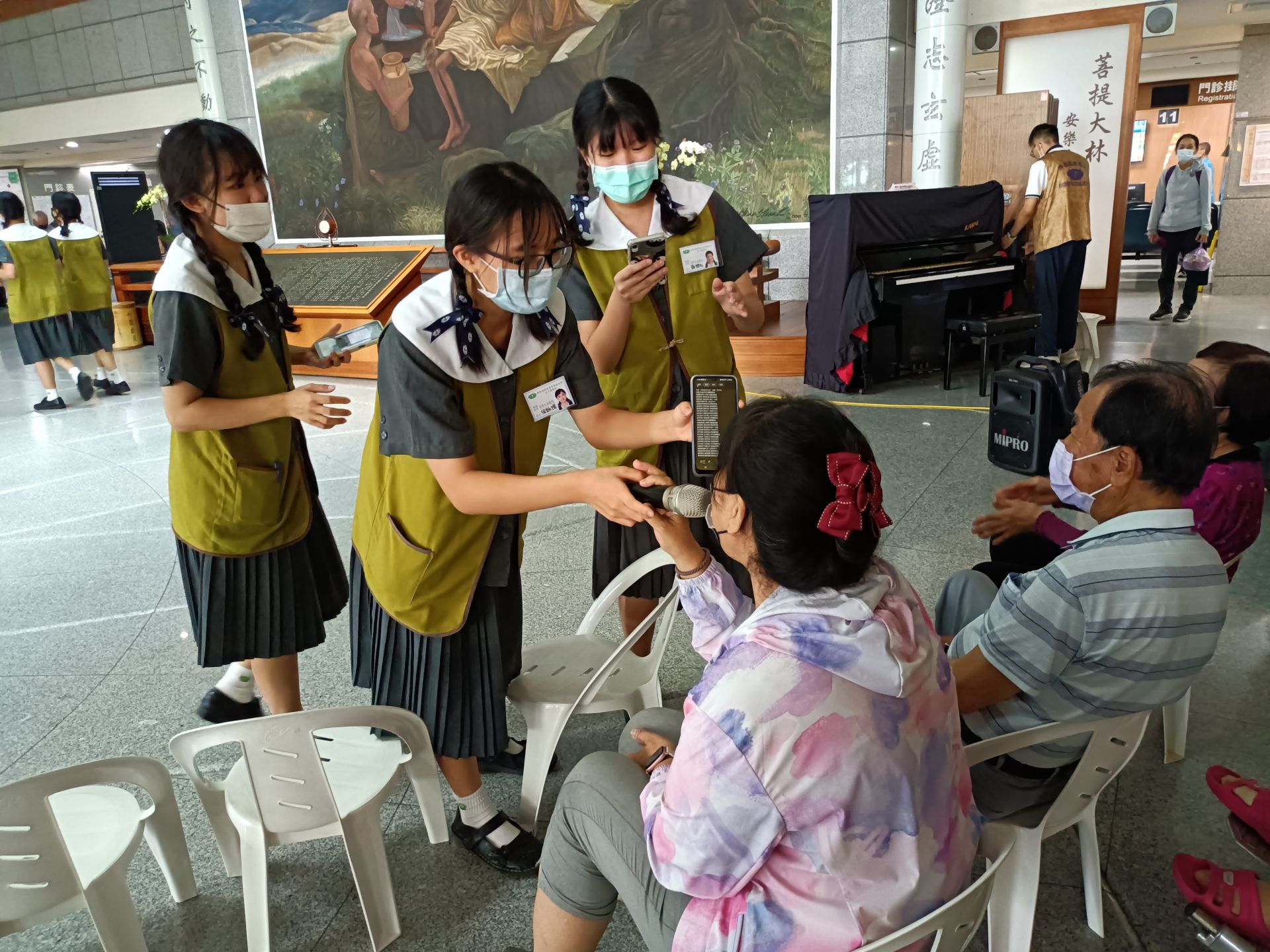 學生們熱絡起醫院大廳氣氛,使前來醫院的人掃去憂鬱一起同歡。