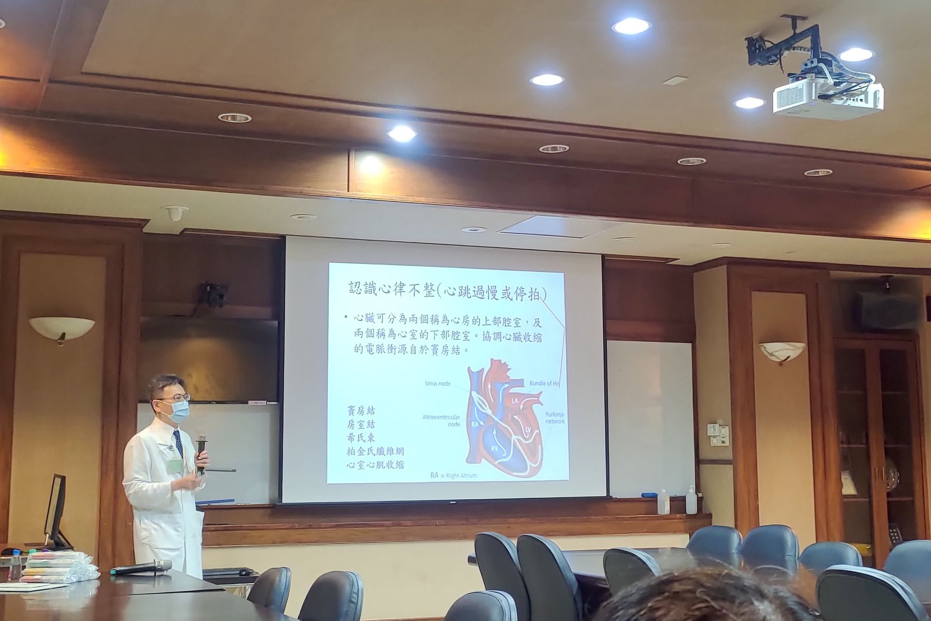 心臟內科謝仁哲醫師與張懷仁醫師分享心跳過快、心跳過慢的原因及處置辦法,以及「如何認識自我評估心臟跳動速度」等衛教。