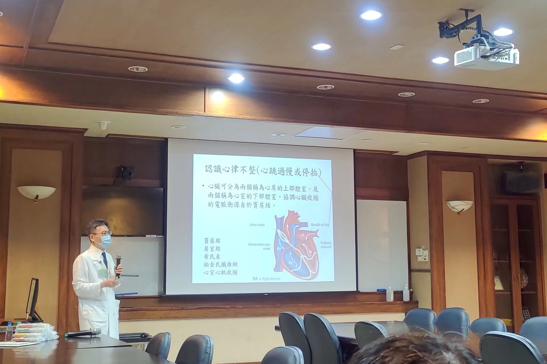 心臟內科謝仁哲醫師與張懷仁醫師分享心跳過快、心跳過慢的原因及處置辦法，以及「如何認識自我評估心臟跳動速度」等衛教。