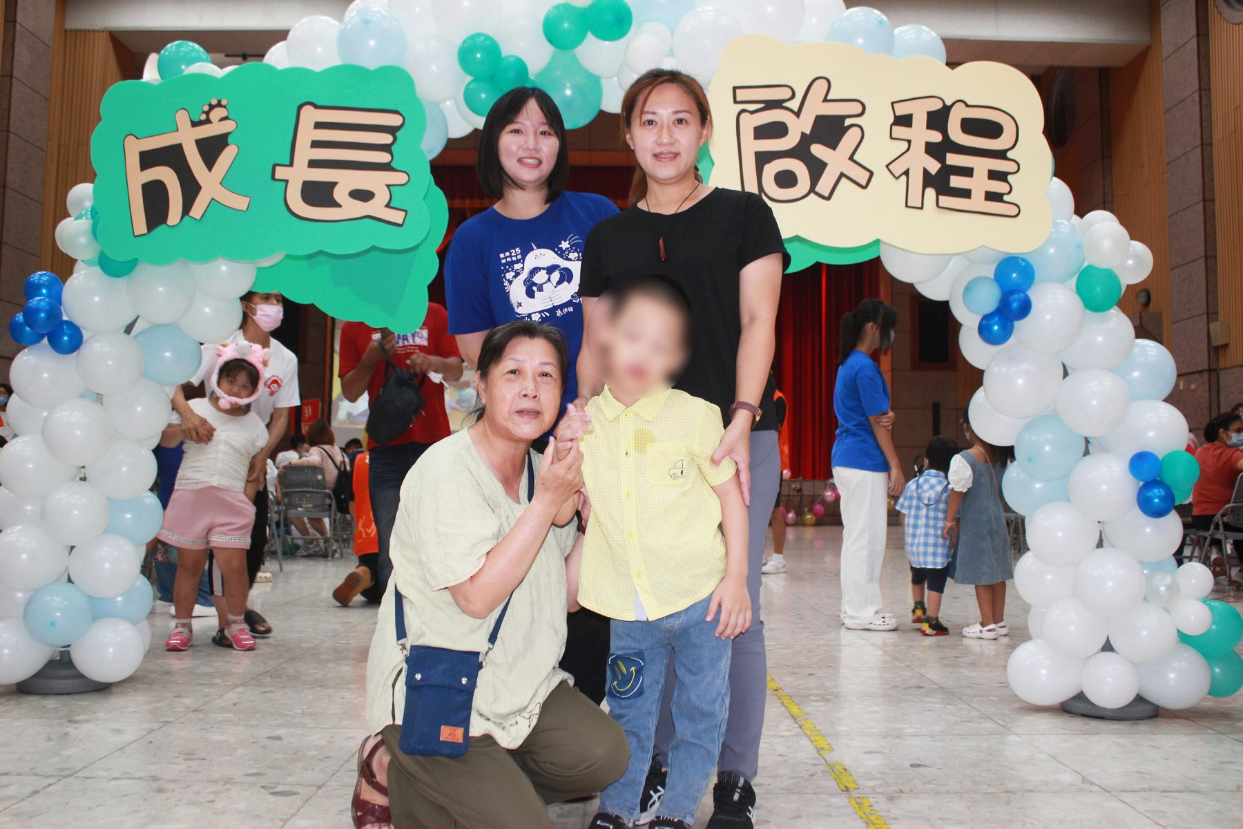 慢飛天使小帥和媽媽(後排右)外婆及社工張庭瑜(後排左)畢業合影