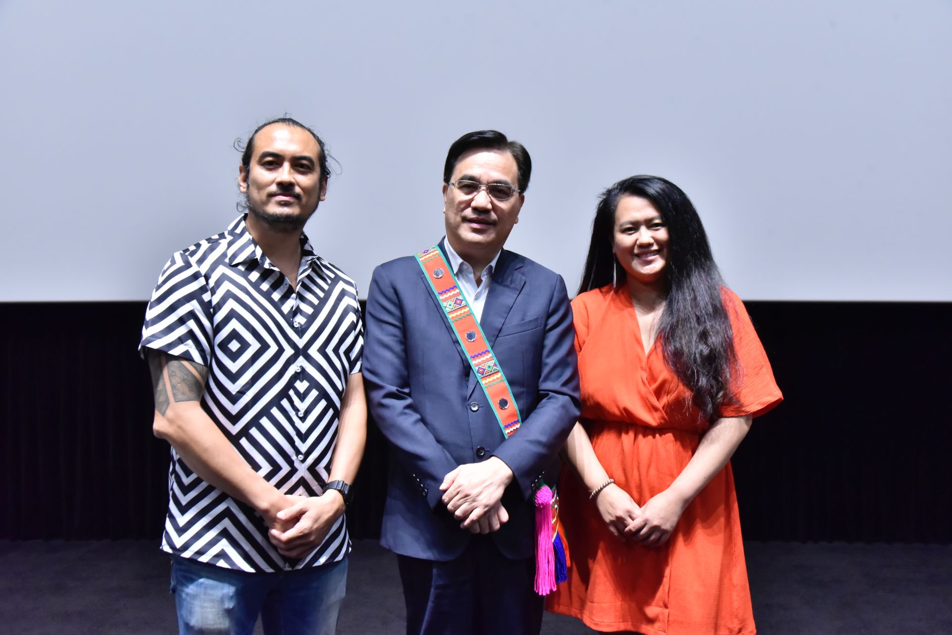 夷將Icyang主委與陳潔瑤（Laha Mebow）導演、演員林孟君合照