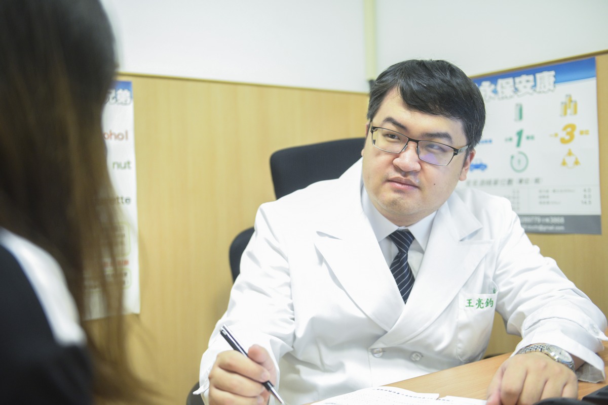 王亮鈞醫師看診示意照。