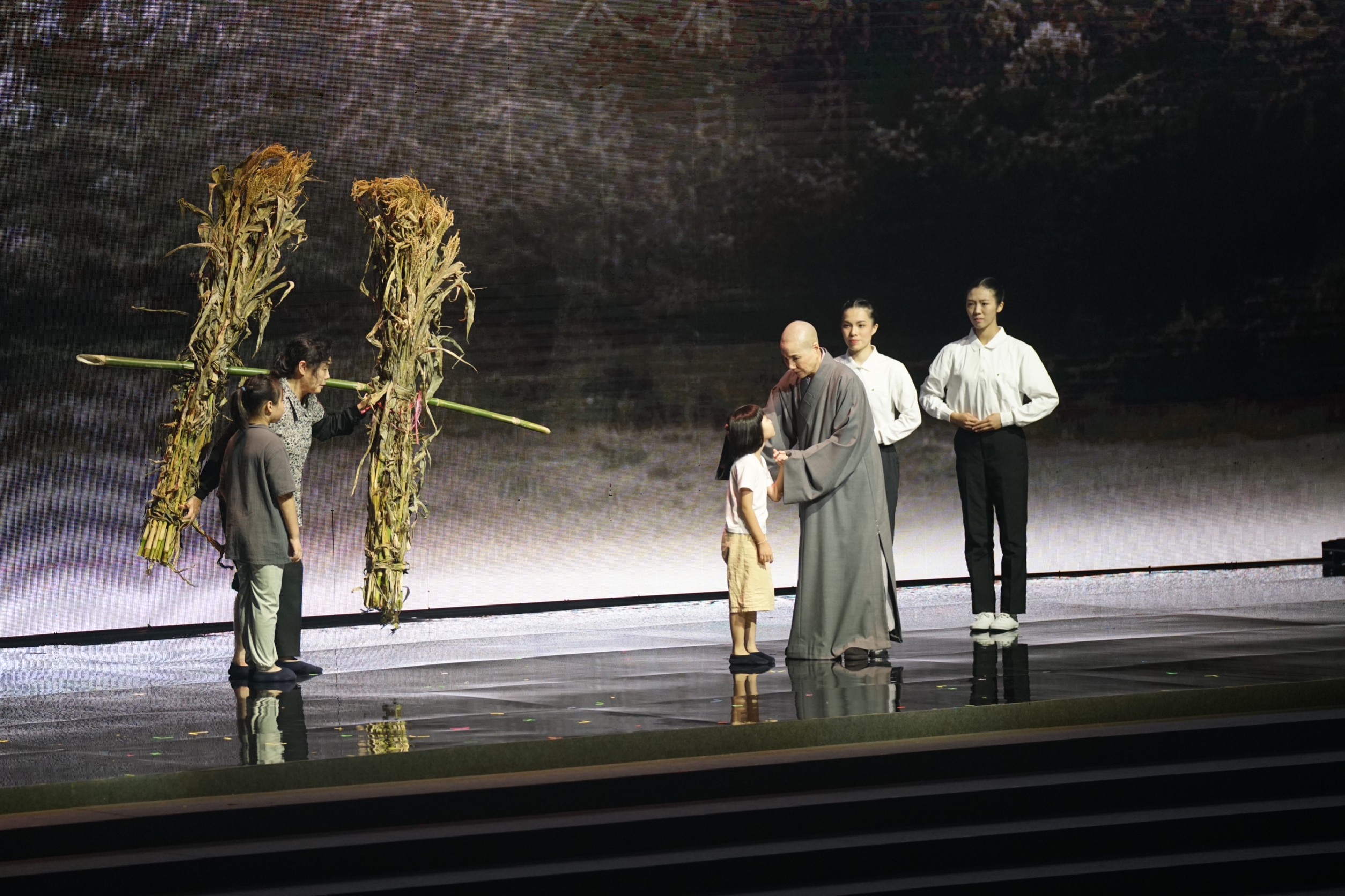 慈濟邀表演藝術家包含唐美雲歌仔戲團、優人神鼓、演藝人員舉辦慈濟《無量義 法髓頌》經藏演繹，2023年7月28日下午首場演出。
