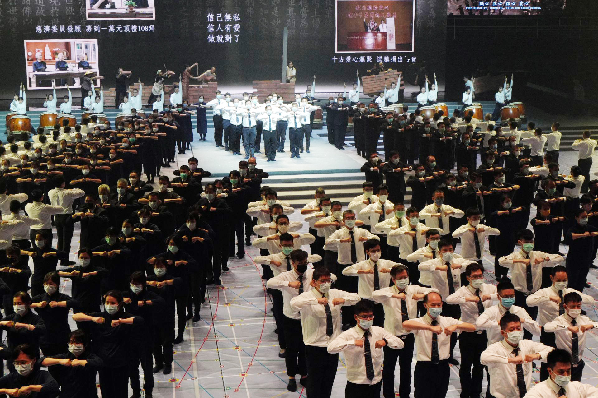 慈濟舉辦《無量義 法髓頌》經藏演繹，圖為臺中慈濟醫院、慈濟志工共同演繹。