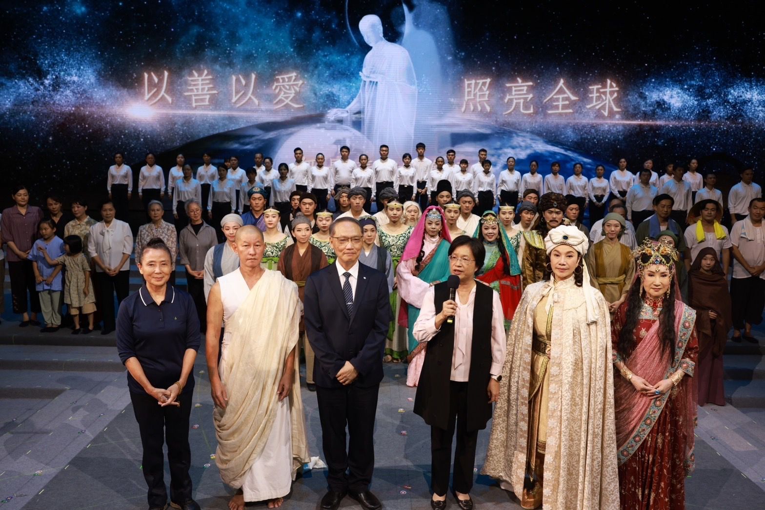 慈濟邀表演藝術家包含唐美雲歌仔戲團、優人神鼓、演藝人員舉辦慈濟《無量義 法髓頌》經藏演繹，2023年7月28日下午首場演出，縣長王惠美出席。