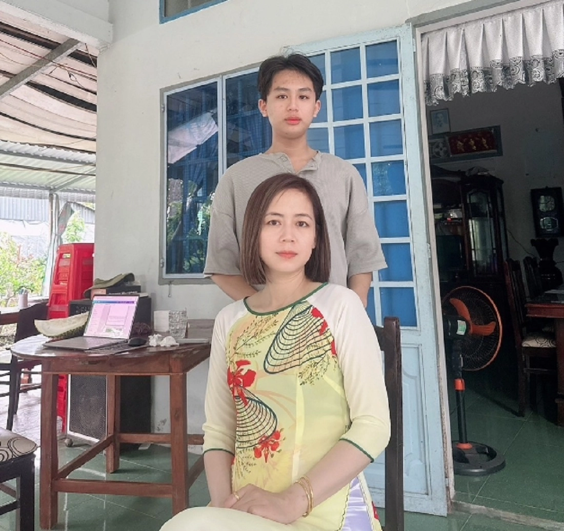 鄭宇昇同學與媽媽返回越南，藉由媽媽親身教導並輔以電腦線上資源來學習越南語。