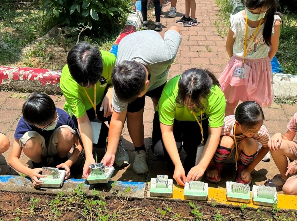 芭里國小太陽能烤箱英語教學。