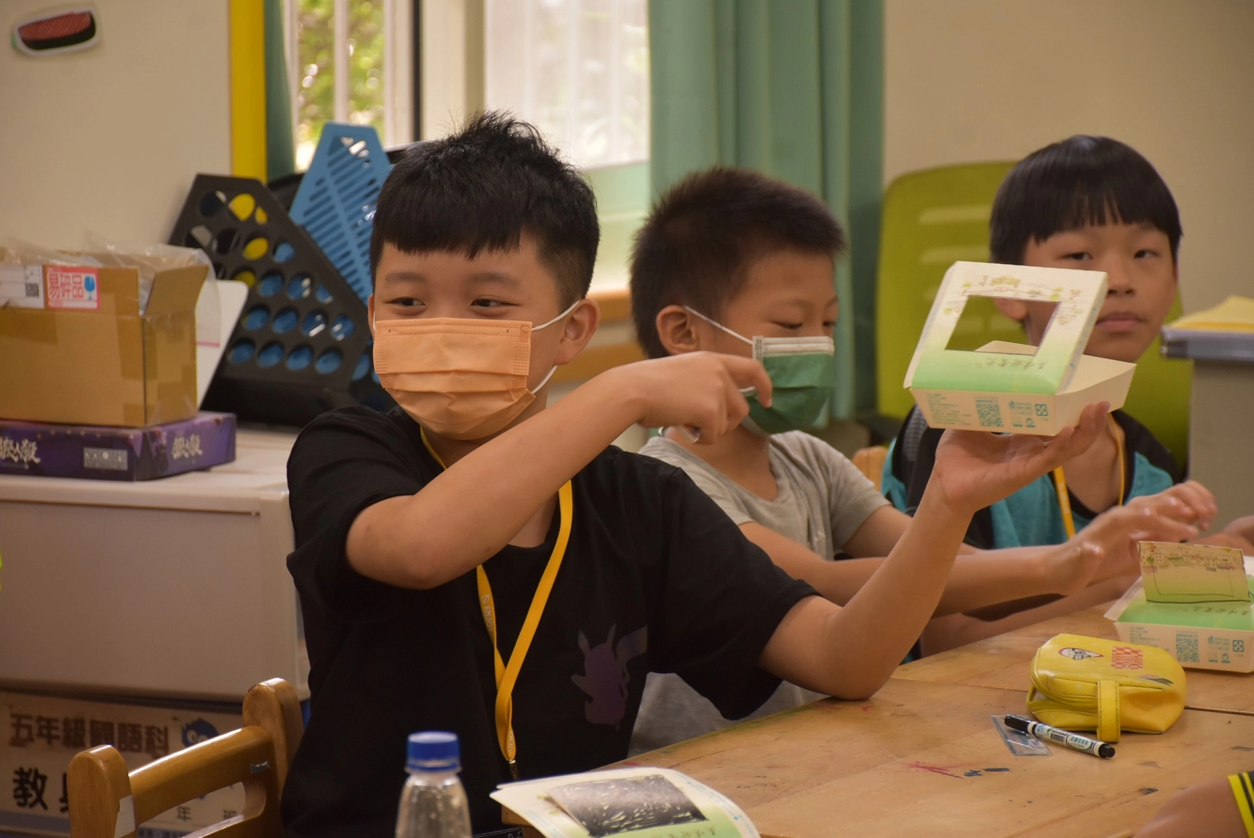 芭里國小學生完成太陽能烤箱。