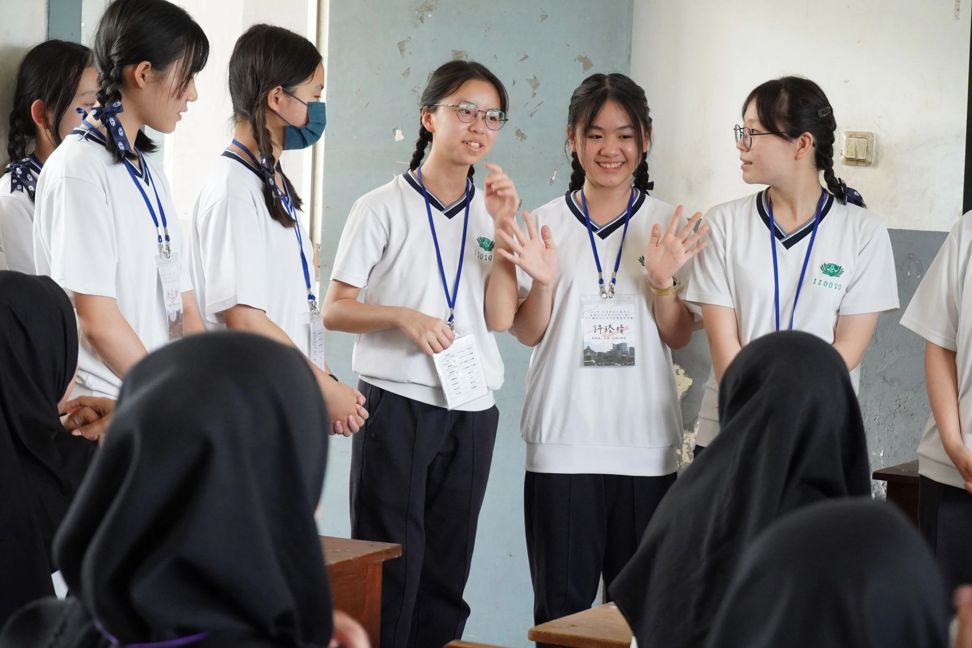 習經院的男同學與女同學分別與臺南慈中交流，年輕人互動總是青春無限。