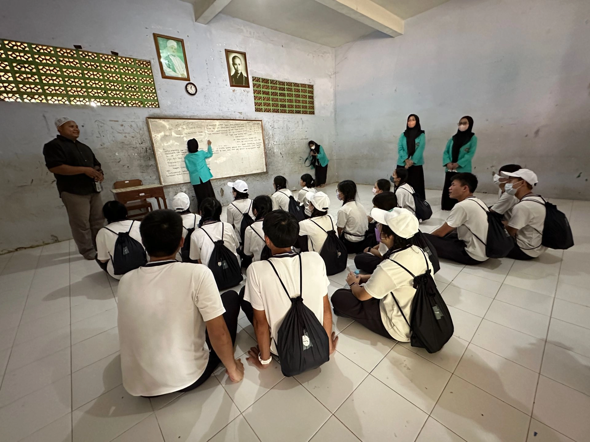 在懸掛證嚴法師法相的習經院教室中，臺南慈中學生模擬習經院的上課情形。